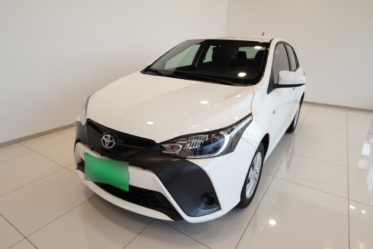 2021 Toyota YARiS L front three-quarter view